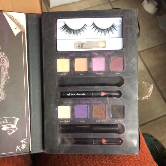 Disney’s Evil Queen Devious Dramatic Eyes Book - Picture 3 of 5